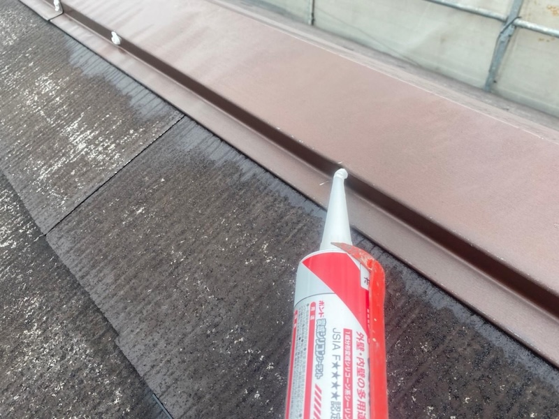 大阪府堺市北区｜棟板金の釘穴を埋めるシール処理と屋根の下塗り工程をレポート！