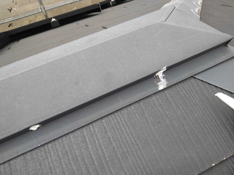 大阪府和泉市緑ヶ丘|棟板金の釘打込みとシーリング処理を行いました!