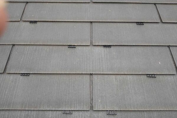 スレート塗装で大事な縁切り。タスペーサーを設置｜大阪府和泉市緑ヶ丘