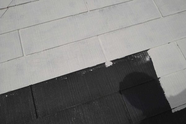 大阪府和泉市緑ヶ丘｜スレートの下塗り ガイナマルチシーラーを塗布