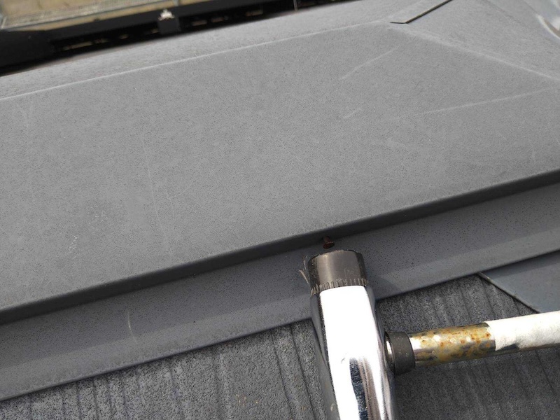 大阪府和泉市緑ヶ丘|棟板金の釘打込みとシーリング処理を行いました!