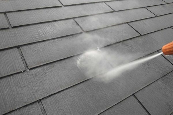 大阪府和泉市緑ヶ丘｜塗装前の洗浄作業！足場にメッシュシートを取り付けて飛散防止も徹底しています！