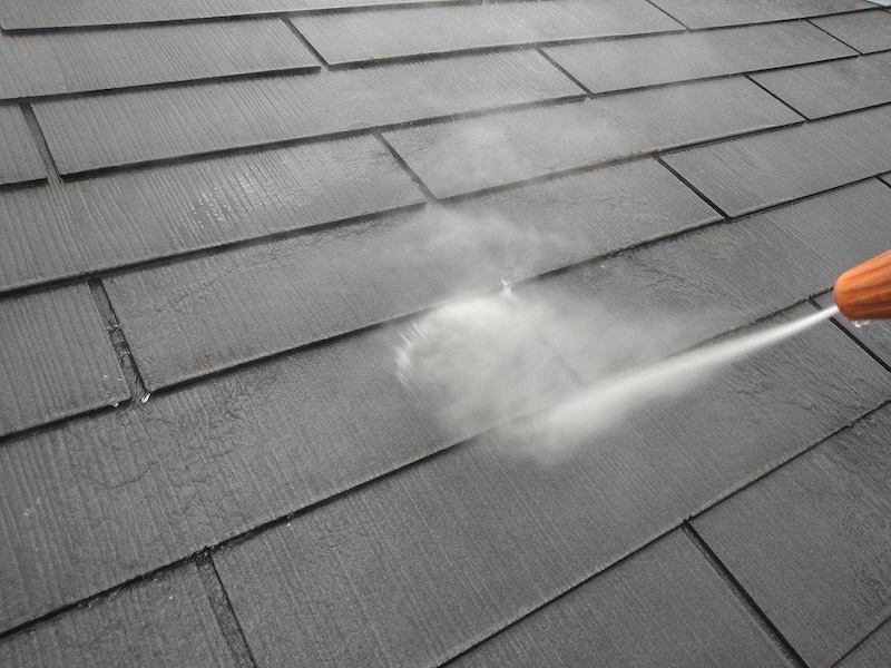 大阪府和泉市緑ヶ丘｜塗装前の洗浄作業！足場にメッシュシートを取り付けて飛散防止も徹底しています！