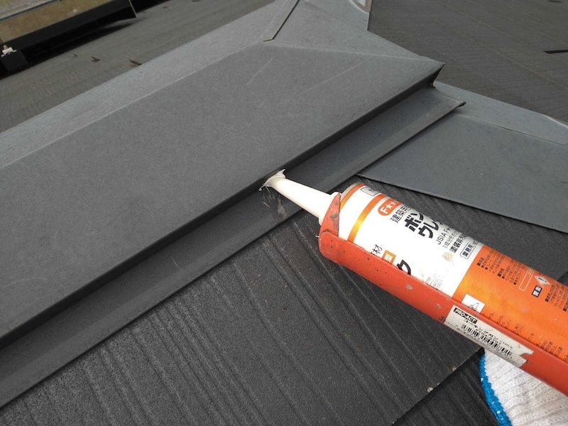 大阪府和泉市緑ヶ丘|棟板金の釘打込みとシーリング処理を行いました!