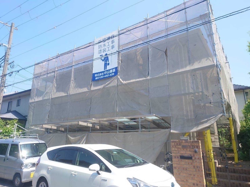 大阪府和泉市緑ヶ丘|塗装前の洗浄作業!足場にメッシュシートを取り付けて飛散防止も徹底しています!