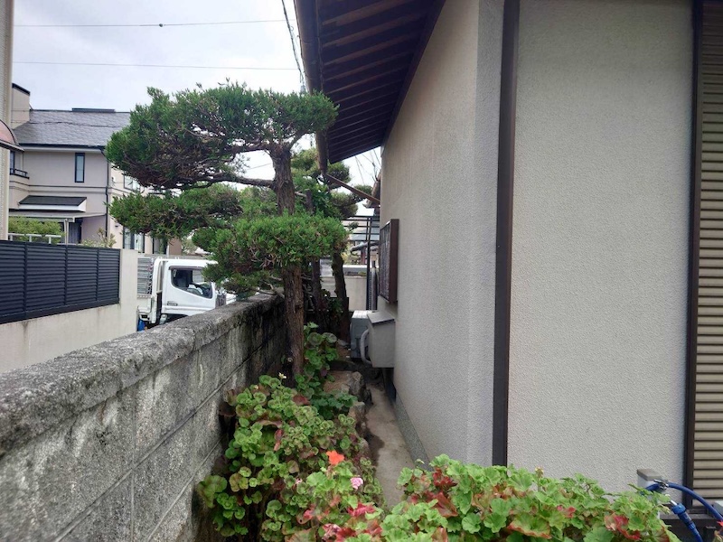 大阪府堺市南区赤坂台|N様より外壁塗装工事のご依頼!施工前と足場の組み立て設置をレポート!