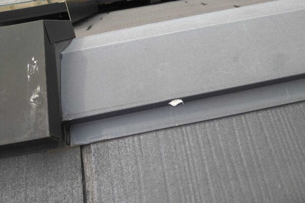 大阪府和泉市緑ヶ丘｜棟板金の釘打込みとシーリング処理を行いました！