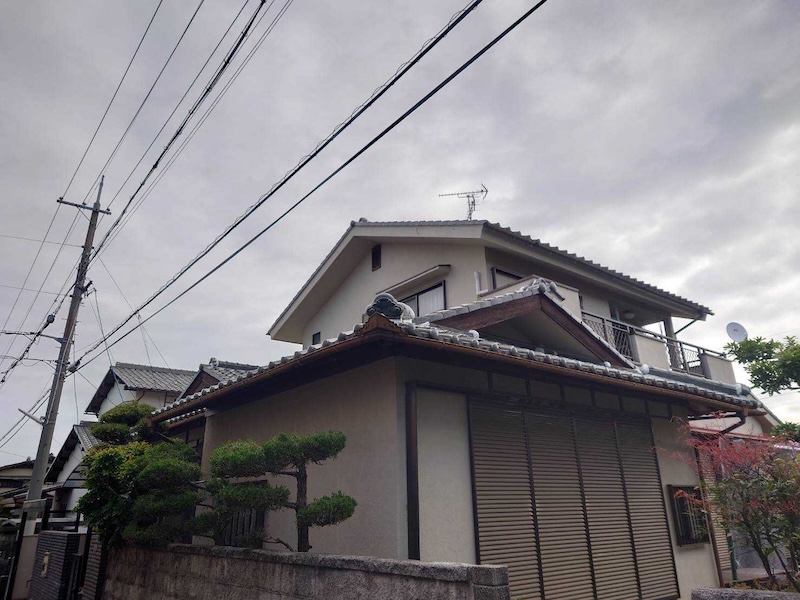 大阪府堺市南区赤坂台|N様より外壁塗装工事のご依頼!施工前と足場の組み立て設置をレポート!