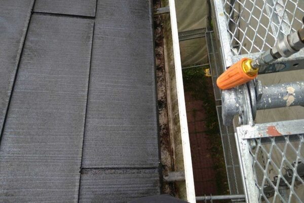 泥などで汚れていた軒樋を屋根と一緒に洗浄しました！｜大阪府和泉市緑ヶ丘