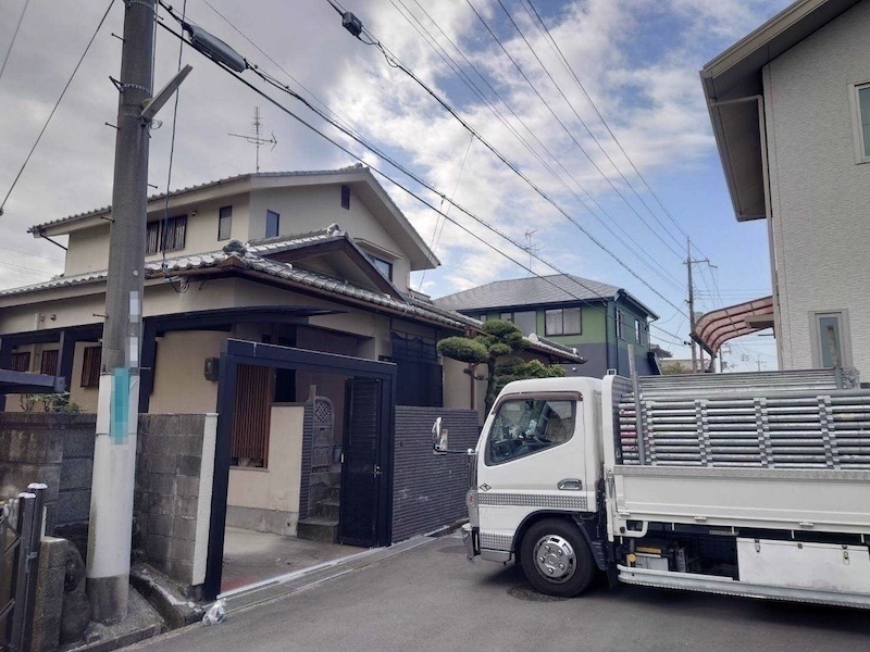 大阪府堺市南区赤坂台|N様より外壁塗装工事のご依頼!施工前と足場の組み立て設置をレポート!