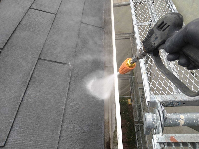 泥などで汚れていた軒樋を屋根と一緒に洗浄しました!|大阪府和泉市緑ヶ丘