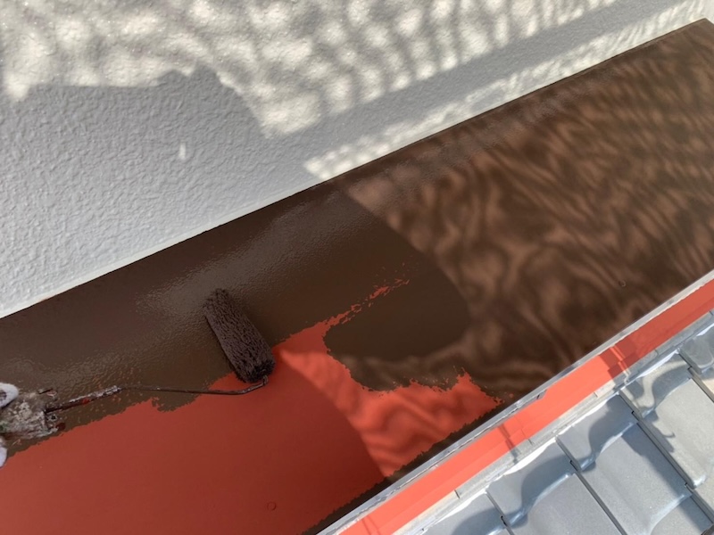 大阪府堺市南区|雨の侵入を防ぐ霧よけを塗装しました!