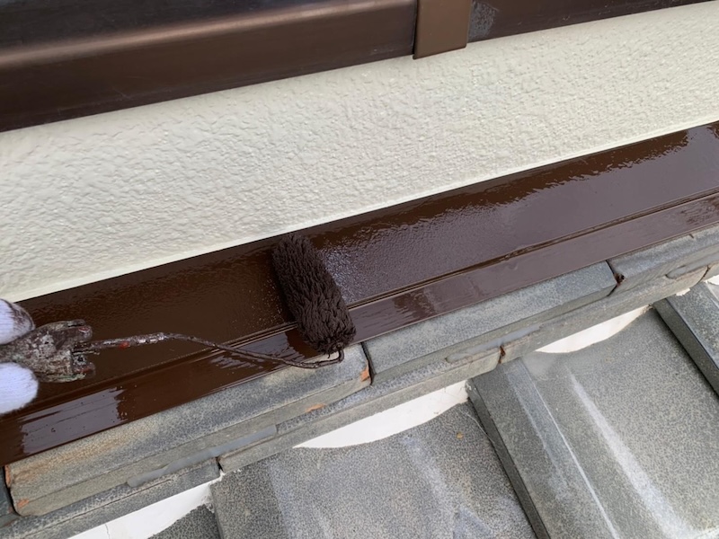 屋根からの雨水侵入を防ぐ雨押さえを塗装しました|大阪府堺市南区