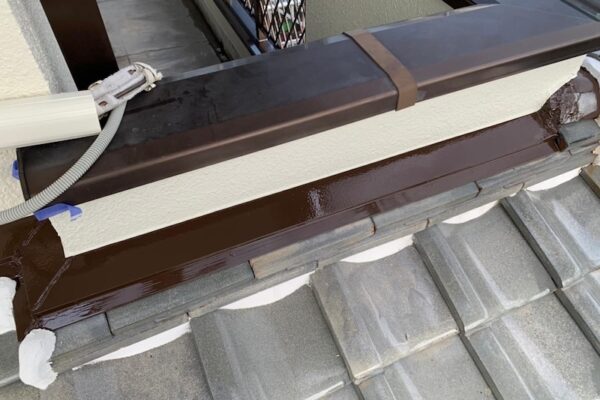 屋根からの雨水侵入を防ぐ雨押さえを塗装しました｜大阪府堺市南区