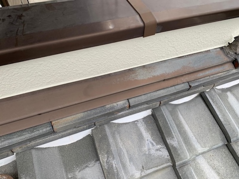 屋根からの雨水侵入を防ぐ雨押さえを塗装しました|大阪府堺市南区