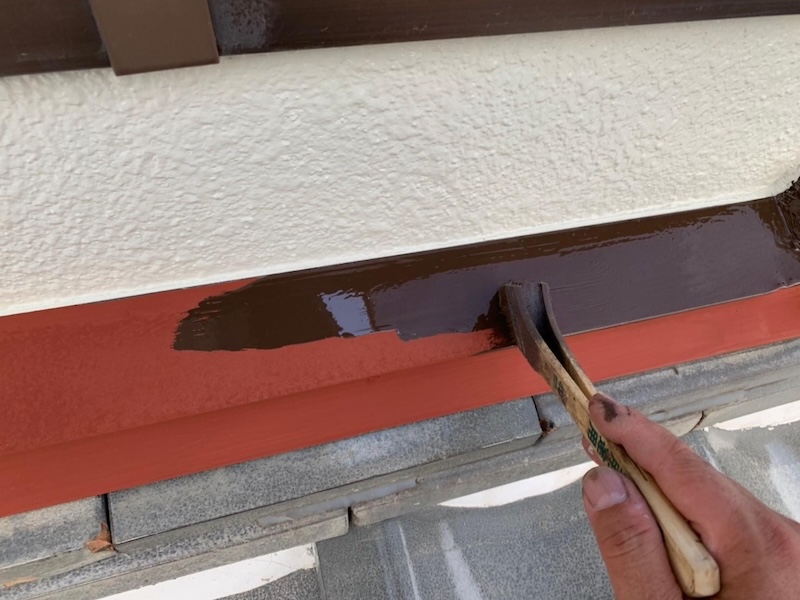 屋根からの雨水侵入を防ぐ雨押さえを塗装しました|大阪府堺市南区