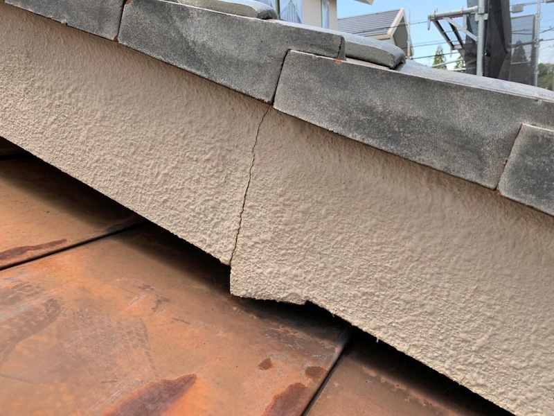 モルタル破風のクラック補修作業|大阪府堺市南区