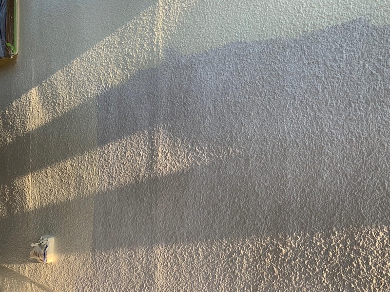 外壁塗装の中塗り〜上塗り アレスダイナミックMUKIで仕上げ|大阪府堺市南区