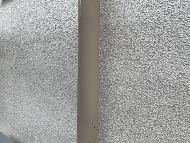色褪せた縦樋をブラウンで塗装しました!塗り残しにはご注意ください!|大阪府堺市南区