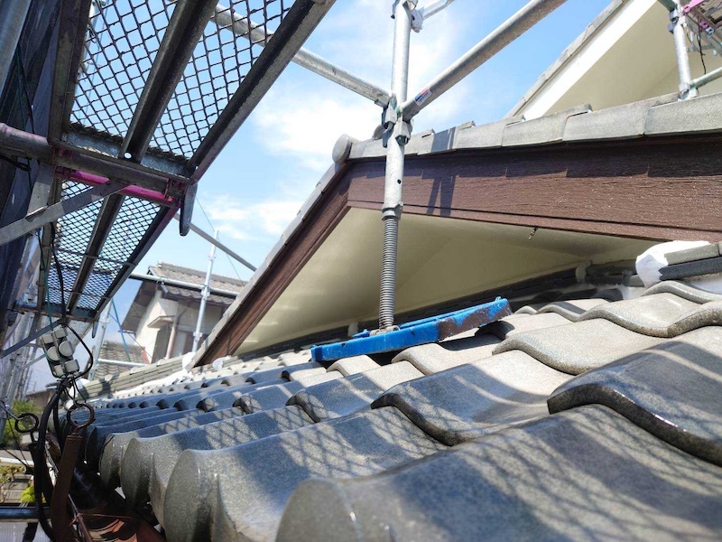 破風板と桁、垂木などの木部の仕上げ塗装をレポート|大阪府堺市南区