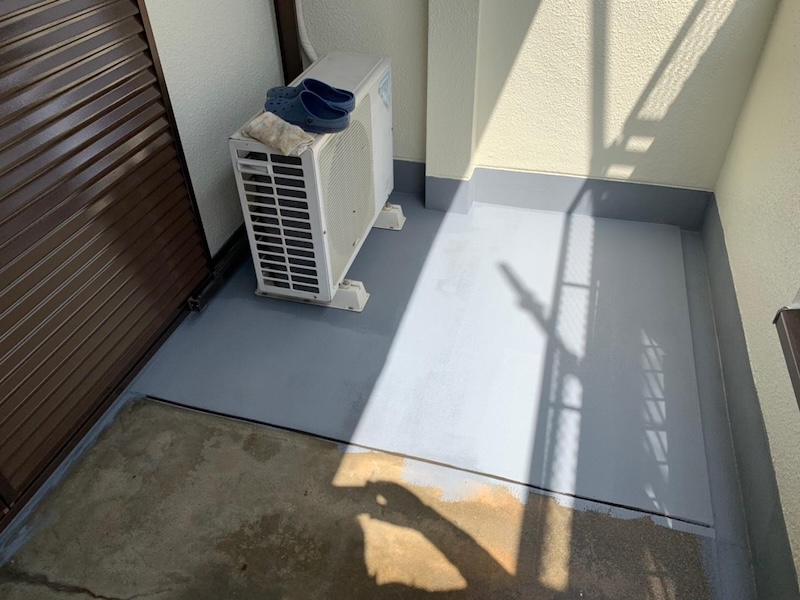 大阪府堺市南区|コンクリート床のベランダにトップコートを施しました!