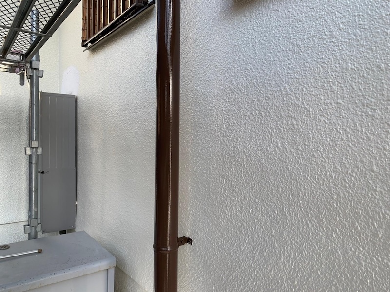 色褪せた縦樋をブラウンで塗装しました!塗り残しにはご注意ください!|大阪府堺市南区