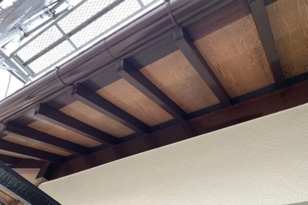 破風板と桁、垂木などの木部の仕上げ塗装をレポート｜大阪府堺市南区