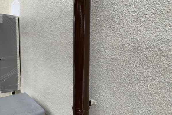 色褪せた縦樋をブラウンで塗装しました！塗り残しにはご注意ください！｜大阪府堺市南区