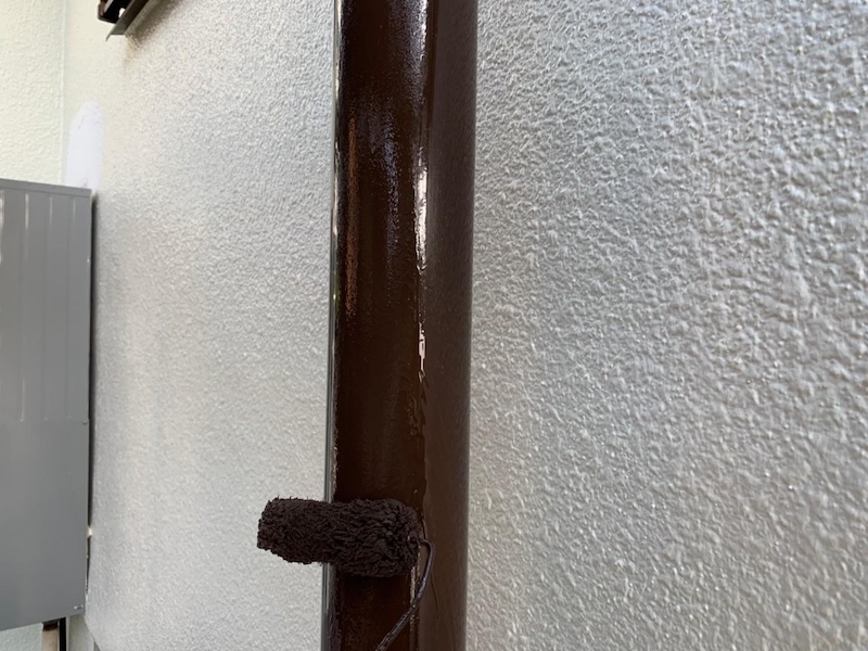 色褪せた縦樋をブラウンで塗装しました!塗り残しにはご注意ください!|大阪府堺市南区