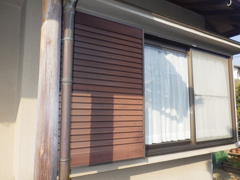 錆びる前に塗装が大事!雨戸・戸袋の錆止め塗装〜中塗り・上塗りまで|大阪府堺市