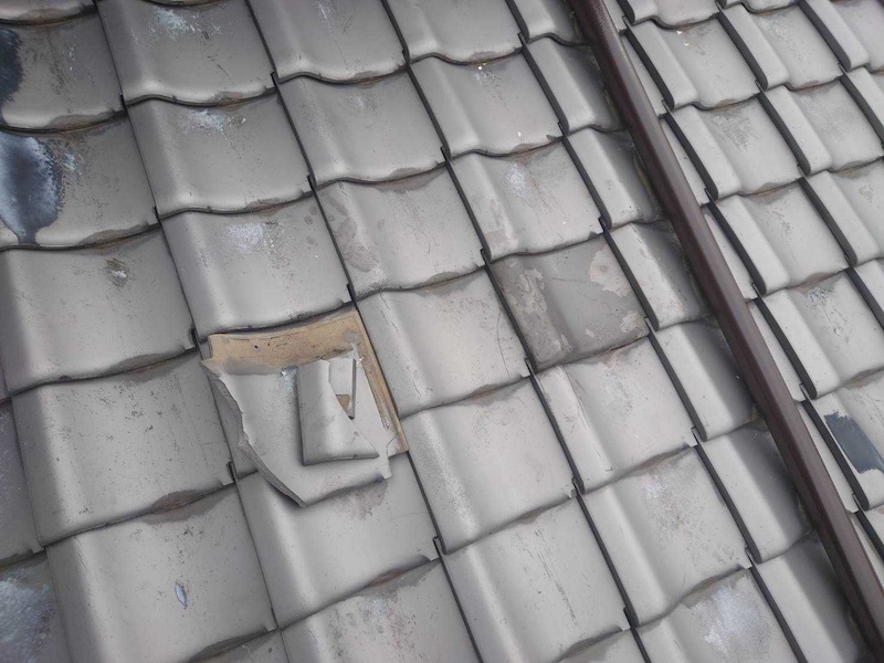 大阪府堺市|垂木・軒天井の木部塗装、雨樋塗装を実施。割れた瓦を差し替えました