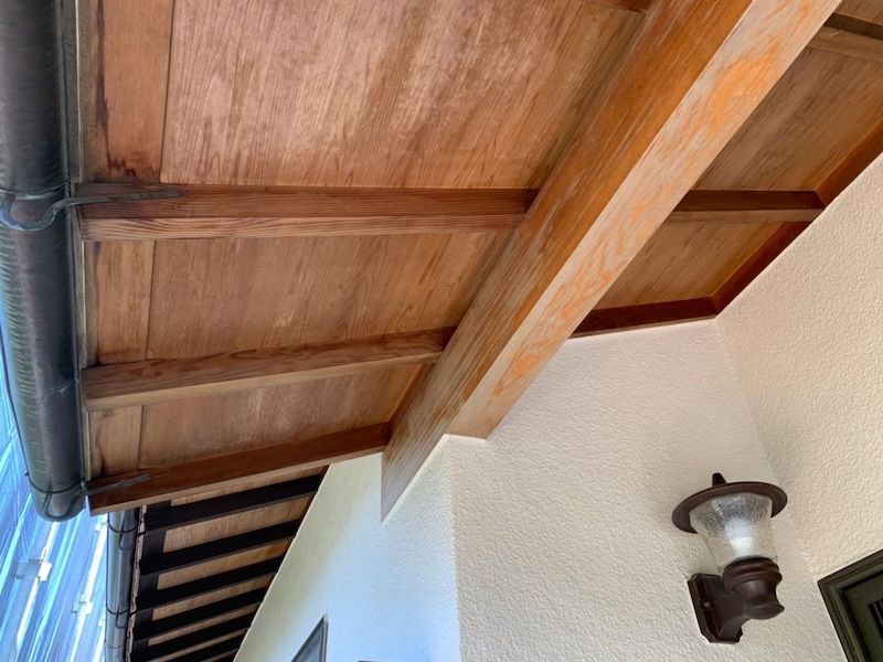 大阪府堺市|垂木・軒天井の木部塗装、雨樋塗装を実施。割れた瓦を差し替えました
