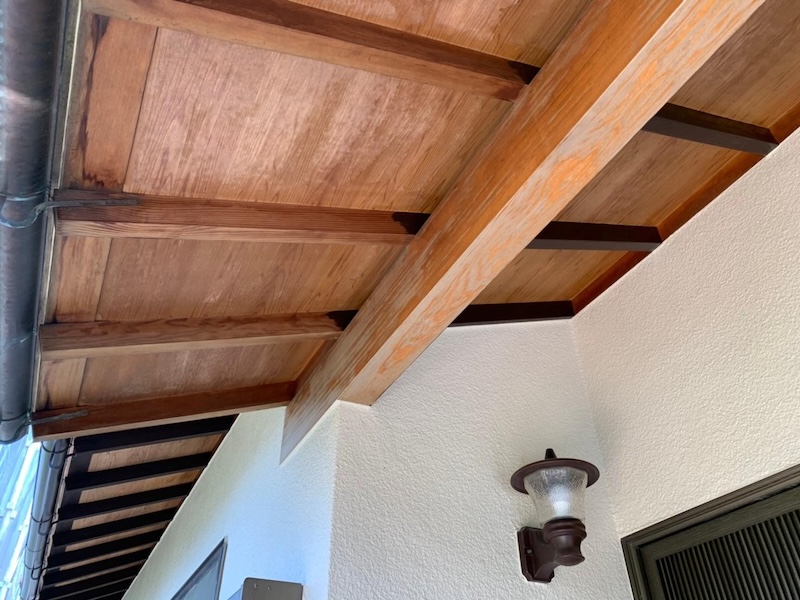 大阪府堺市|垂木・軒天井の木部塗装、雨樋塗装を実施。割れた瓦を差し替えました
