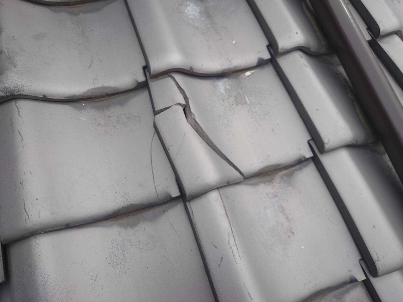 大阪府堺市|垂木・軒天井の木部塗装、雨樋塗装を実施。割れた瓦を差し替えました