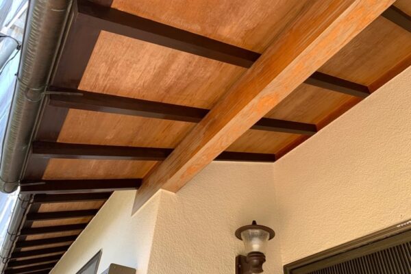 大阪府堺市｜垂木・軒天井の木部塗装、雨樋塗装を実施。割れた瓦も差し替えました