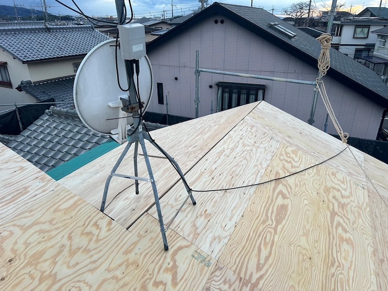 屋根の塗装が剥がれている、これって塗り替えのタイミング?対処方法を解説