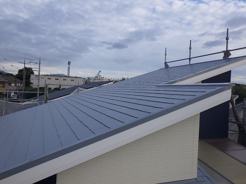 屋根の塗装が剥がれている、これって塗り替えのタイミング?対処方法を解説