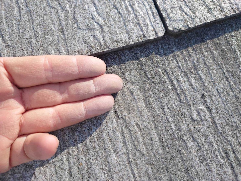 屋根の塗装が剥がれている、これって塗り替えのタイミング?対処方法を解説