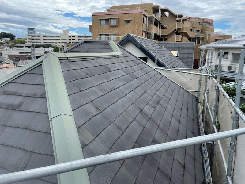 棟板金工事の手順を徹底解説!台風被害から屋根を守る修理方法とは