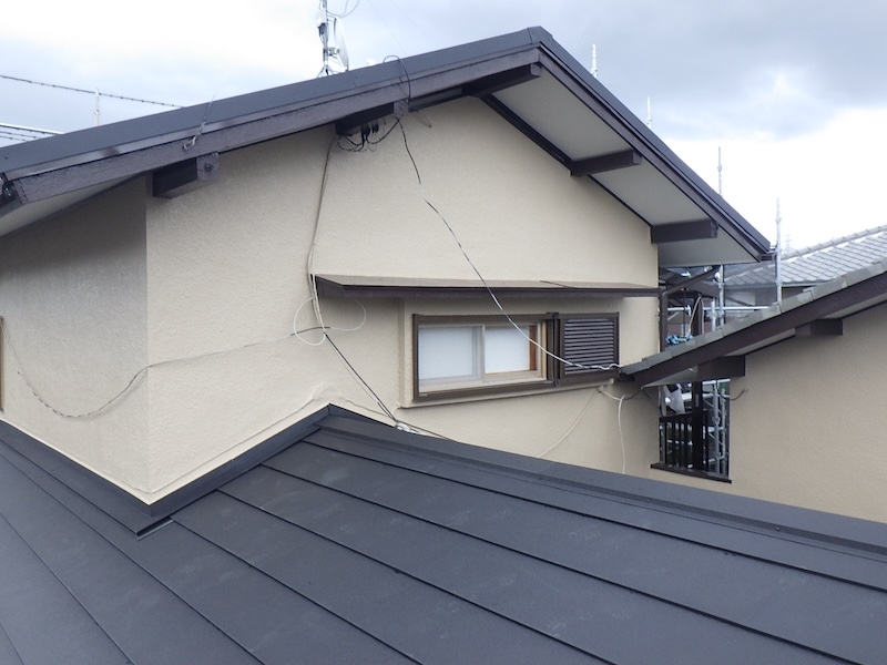 屋根に人気なガルバリウム鋼板、その特徴は?メリットや注意ポイントもご紹介!