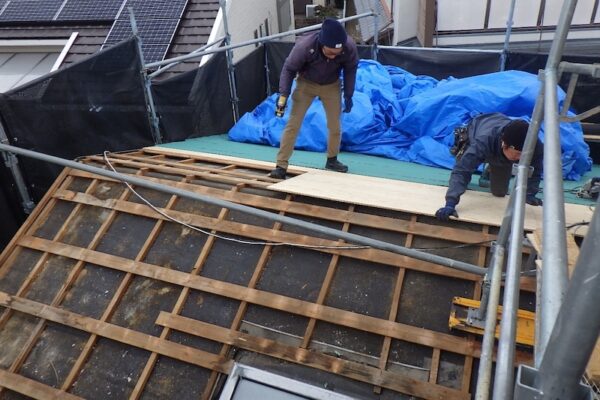 屋根リフォームの基礎知識：葺き替えとカバー工法の違いを解説します！