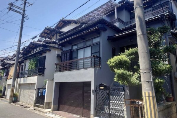 大阪府堺市 Y様邸 外壁塗装工事 アレスダイナミックTOP「ひび割れや剥がれているところを丁寧に直してくれました。塗装もきれいでした。」