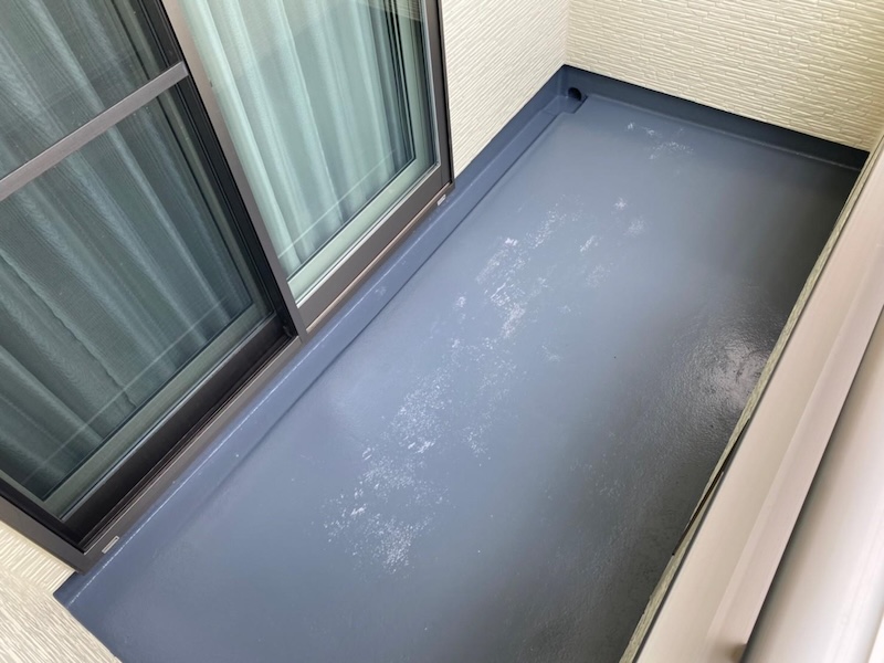 付帯部 軒樋の塗装とベランダトップコートの再塗装を行いました!FRP防水のメンテナンスについて|大阪府堺市中区
