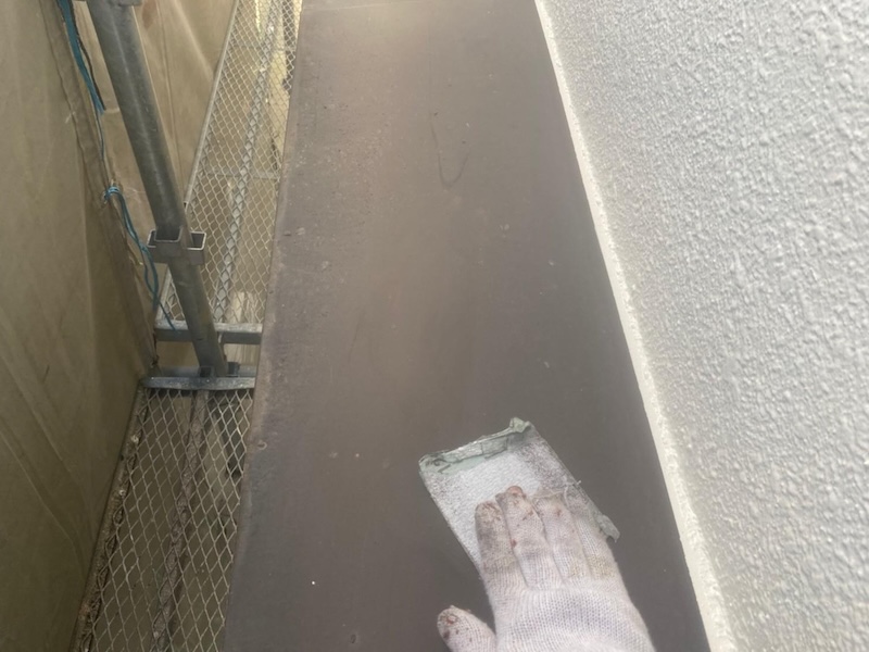 霧よけ・雨戸の下地処理 ケレン〜錆止め塗装を実施|大阪府堺市